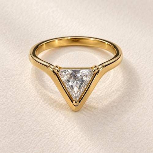 Bague anti inoxydable doré brillante triangulaire femme élégance discrète brillance cristal plaqué or 
