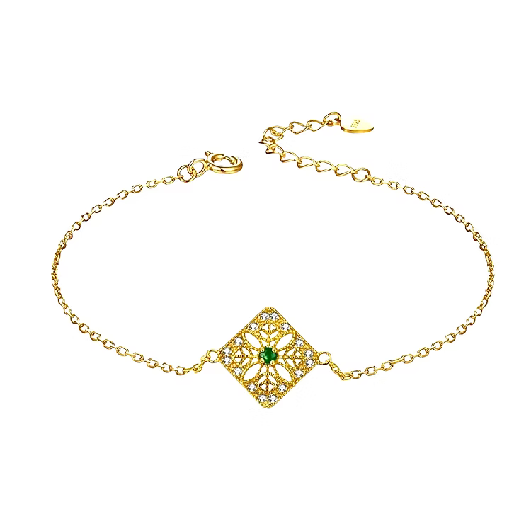 La collection Horus de la maison Hind Kroussa Paris, célèbre la femme indépendante et sure d’elle.
 
Le bracelet Horus en argent 925 millièmes dorés à l’or 24 carats est sertie de micro-pavé de zircons blancs et de d’une pierre centrale d’émeraude nano-russe.
Nous fabriquons des articles plus performants et plus durables. Nos produits résolvent de vrais problèmes avec un design épuré et des matériaux honnêtes.