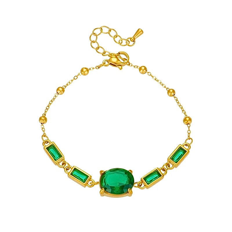 racelet Selkis
Élégance et puissance se rencontrent dans le Bracelet Selkis, conçu en acier inoxydable doré pour traverser le temps sans s’altérer. Ses pierres vert émeraude facettées illuminent le poignet et rappellent les trésors sacrés de l’Égypte antique.

La finition raffinée se distingue par une petite languette discrète, gravée au nom de la marque, qui signe ce bijou comme une création exclusive et intemporelle.
Un bracelet talisman, pensé pour accompagner chaque geste d’assurance et de gr