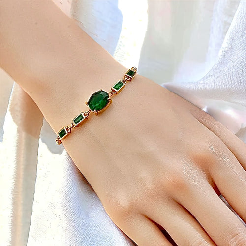 Bracelet Selkis

Élégance et puissance se rencontrent dans le Bracelet Selkis, conçu en acier inoxydable doré pour traverser le temps sans s’altérer. Ses pierres vert émeraude facettées illuminent le poignet et rappellent les trésors sacrés de l’Égypte antique.

 

La finition raffinée se distingue par une petite languette discrète, gravée au nom de la marque, qui signe ce bijou comme une création exclusive et intemporelle.

 

Un bracelet talisman, pensé pour accompagner chaque geste d’assurance et de gr