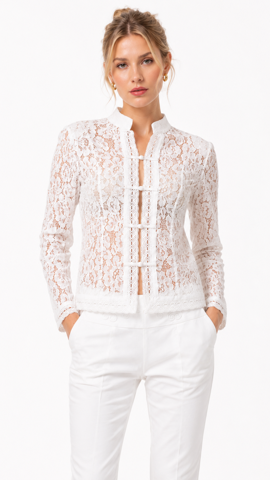 Élégante et raffinée, la Chemise Alésia célèbre le savoir-faire parisien à travers une dentelle florale délicate et une silhouette féminine parfaitement structurée. Confectionnée à Paris, cette création allie légèreté, confort et sophistication pour accompagner chaque instant avec grâce.

Son col officier, ses finitions délicates et sa fermeture à brides inspirée de l’élégance couture lui confèrent une allure singulière et intemporelle. Une pièce d’exception qui sublime aussi bien un pantalon tailleur qu’un