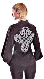 La chemise Thémis grise souris est une pièce moderne et sophistiquée, brodée à la main.

Col officier.

Épaules structurées avec rembourrage et signées au nom de la maison.