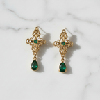 La collection Cléopâtre est l'emblématique de la maison Hind Kroussa Paris, rend hommage à la broderie créée sur les vêtements de haute couture.

Les  boucles d'oreilles Cléopâtre en argent 925 millièmes dorés à l’or 24 carats est torsadé en alliant dorures et pierres nano d’émeraude.
Nous fabriquons des articles plus performants et plus durables. Nos produits résolvent de vrais problèmes avec un design épuré et des matériaux honnêtes.
