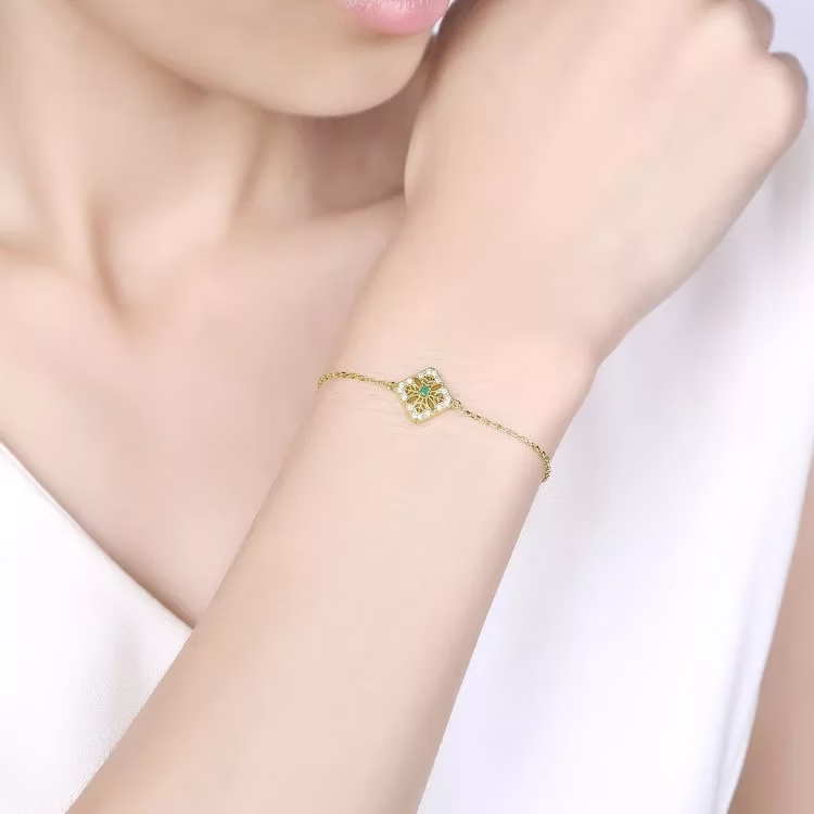 La collection Horus de la maison Hind Kroussa Paris, célèbre la femme indépendante et sure d’elle.
Le bracelet Horus en argent 925 millièmes dorés à l’or 24 carats est sertie de micro-pavé de zircons blancs et de d’une pierre centrale d’émeraude nano-russe.
Nous fabriquons des articles plus performants et plus durables. Nos produits résolvent de vrais problèmes avec un design épuré et des matériaux honnêtes.