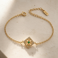 La collection Horus de la maison Hind Kroussa Paris, célèbre la femme indépendante et sure d’elle.

Le bracelet Horus en argent 925 millièmes dorés à l’or 24 carats est sertie de micro-pavé de zircons blancs et de d’une pierre centrale d’émeraude nano-russe.
Nous fabriquons des articles plus performants et plus durables. Nos produits résolvent de vrais problèmes avec un design épuré et des matériaux honnêtes.