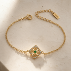 La collection Horus de la maison Hind Kroussa Paris, célèbre la femme indépendante et sure d’elle.

Le bracelet Horus en argent 925 millièmes dorés à l’or 24 carats est sertie de micro-pavé de zircons blancs et de d’une pierre centrale d’émeraude nano-russe.
Nous fabriquons des articles plus performants et plus durables. Nos produits résolvent de vrais problèmes avec un design épuré et des matériaux honnêtes.