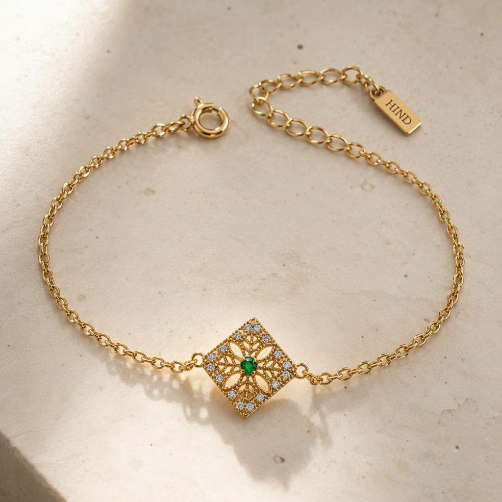 La collection Horus de la maison Hind Kroussa Paris, célèbre la femme indépendante et sure d’elle.

Le bracelet Horus en argent 925 millièmes dorés à l’or 24 carats est sertie de micro-pavé de zircons blancs et de d’une pierre centrale d’émeraude nano-russe.
Nous fabriquons des articles plus performants et plus durables. Nos produits résolvent de vrais problèmes avec un design épuré et des matériaux honnêtes.