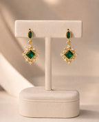 La collection Selkis de la maison Hind Kroussa Paris, célèbre l’authencité et la singularité de chaque femme.

Les boucles d’oreilles Selkis en argent 925 millièmes dorés à l’or 24 carats est sertie de micro-pavé de zircons blancs et de deux pierres centrales d’émeraudes nano-russe.
Nous fabriquons des articles plus performants et plus durables. Nos produits résolvent de vrais problèmes avec un design épuré et des matériaux honnêtes.