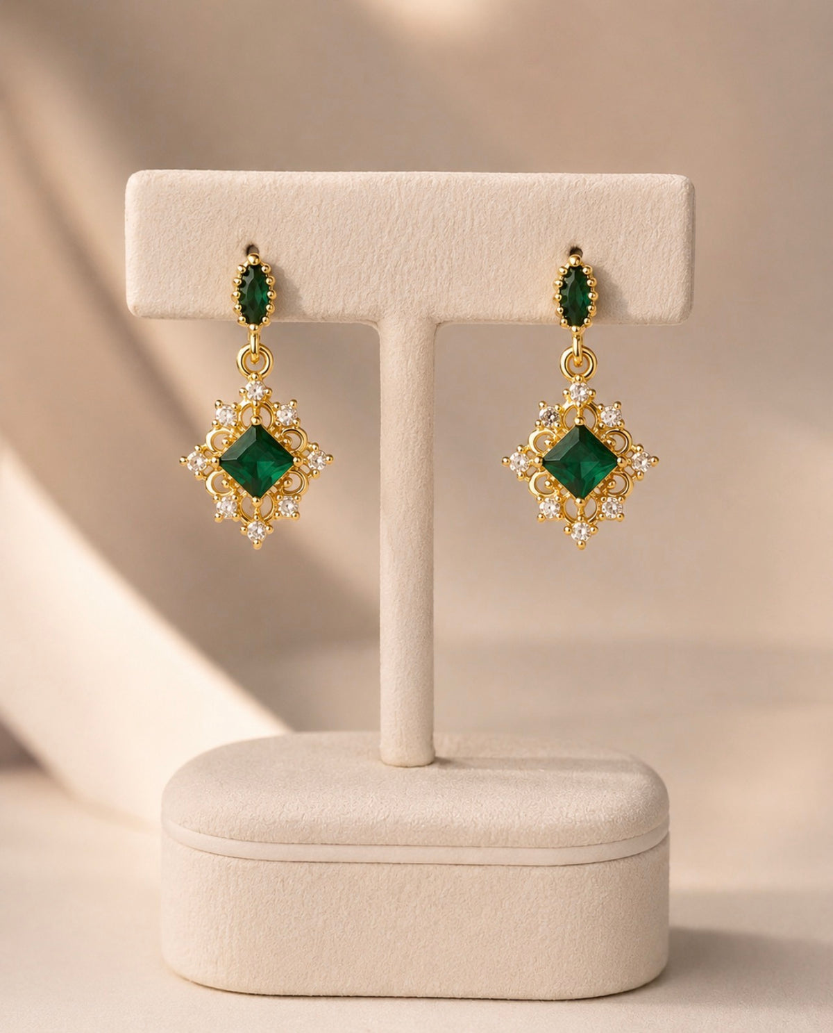La collection Selkis de la maison Hind Kroussa Paris, célèbre l’authencité et la singularité de chaque femme.

Les boucles d’oreilles Selkis en argent 925 millièmes dorés à l’or 24 carats est sertie de micro-pavé de zircons blancs et de deux pierres centrales d’émeraudes nano-russe.
Nous fabriquons des articles plus performants et plus durables. Nos produits résolvent de vrais problèmes avec un design épuré et des matériaux honnêtes.