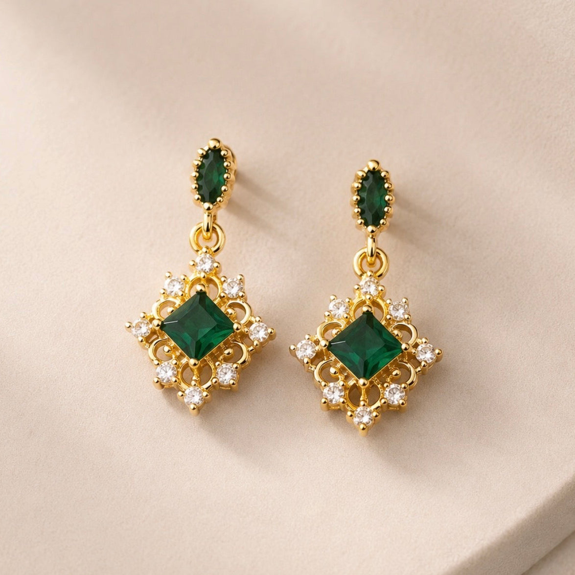 La collection Selkis de la maison Hind Kroussa Paris, célèbre l’authencité et la singularité de chaque femme.

Les boucles d’oreilles Selkis en argent 925 millièmes dorés à l’or 24 carats est sertie de micro-pavé de zircons blancs et de deux pierres centrales d’émeraudes nano-russe.
Nous fabriquons des articles plus performants et plus durables. Nos produits résolvent de vrais problèmes avec un design épuré et des matériaux honnêtes.