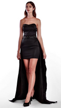 La robe bustier Dioné noire arrivant à mi-cuisse est brodée à la main suivie d’une surjupe détachable noire.

Robe :

Robe bustier arrivant à mi-cuisse.
Col-cœur couvrant l’intégralité de la poitrine en la rehaussant et en épousant ses formes.
Sans bretelles, ni armatures.
Arabesques ton sur ton formant des rinceaux végétaux sculptant le bord de la poitrine.
Fermeture zippée invisible au dos de 32 cm.
Signé au nom de la maison au bord du dos de la robe.
Coupe ajustée affinant la taille.
Soie naturelle d’un 