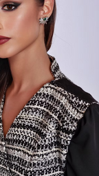 La robe croisée blazer Atropos en tweed noir et blanc arrivant à mi-cuisse est brodée à la main à partir d’un fil indéchirable.

Demi-col officier au dos.

Encolure en V à l’avant couvrant l’intégralité de la poitrine.

Épaules structurées avec rembourrage et signées au nom de la maison.

Manches bouffantes en mousseline de soie noire, accompagnées d’un bas de patte en tweed à double boutonnage.

Arabesques type mosaïque romaine à motifs géométrisés du IIIème siècle soulignant le creux de la tailles
