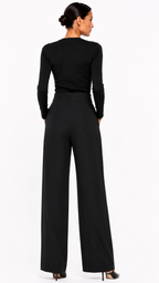 PANTALON Montaigne 

ÉLÉGANT ET INTEMPOREL, CE PANTALON À TAILLE HAUTE SE DISTINGUE PAR SA COUPE DROITE AMPLE QUI ALLONGE NATURELLEMENT LA SILHOUETTE. SES DEUX PINCES SUR LE DEVANT LUI APPORTENT STRUCTURE ET FLUIDITÉ, TANDIS QUE SA CEINTURE TRAVAILLÉE MET EN VALEUR LA TAILLE AVEC RAFFINEMENT.

CONFECTIONNÉ DANS UNE MATIÈRE COMPOSÉE DE 97 % COTON ET 3 % ÉLASTHANNE, IL OFFRE À LA FOIS TENUE, CONFORT ET LIBERTÉ DE MOUVEMENT. SON BOUTON BIJOU EXCLUSIF, DESSINÉ SPÉCIALEMENT POUR LA MAISON HIND KROUSSA PARIS, SIG