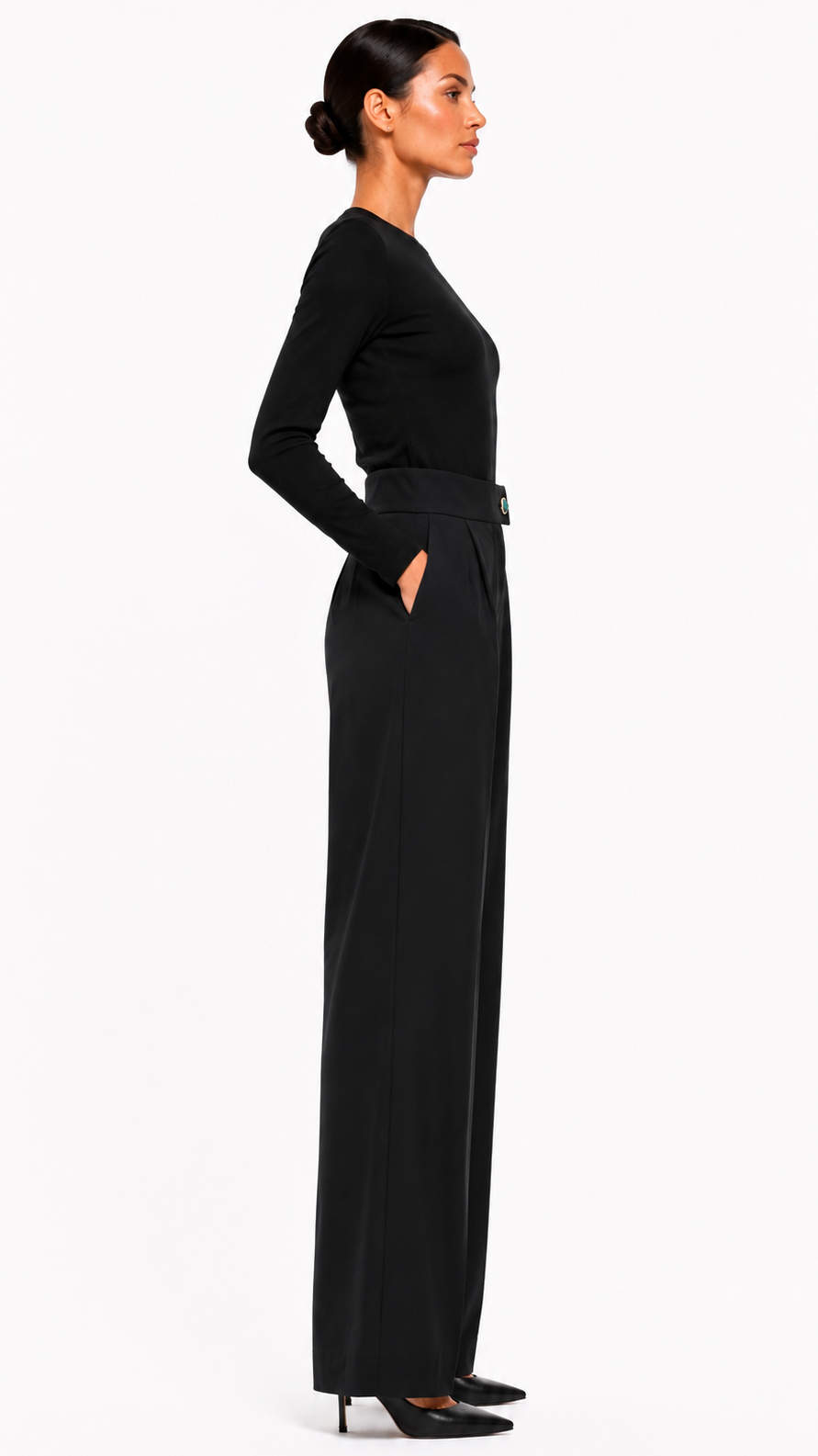 PANTALON Montaigne&nbsp;

ÉLÉGANT ET INTEMPOREL, CE PANTALON À TAILLE HAUTE SE DISTINGUE PAR SA COUPE DROITE AMPLE QUI ALLONGE NATURELLEMENT LA SILHOUETTE. SES DEUX PINCES SUR LE DEVANT LUI APPORTENT STRUCTURE ET FLUIDITÉ, TANDIS QUE SA CEINTURE TRAVAILLÉE MET EN VALEUR LA TAILLE AVEC RAFFINEMENT.

CONFECTIONNÉ DANS UNE MATIÈRE COMPOSÉE DE 97 % COTON ET 3 % ÉLASTHANNE, IL OFFRE À LA FOIS TENUE, CONFORT ET LIBERTÉ DE MOUVEMENT. SON BOUTON BIJOU EXCLUSIF, DESSINÉ SPÉCIALEMENT POUR LA MAISON HIND KROUSSA PARIS