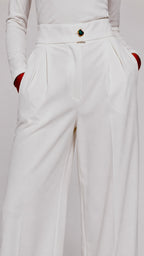 Pantalon Montaigne

Élégant et intemporel, le pantalon Montaigne incarne l’allure parisienne dans sa plus belle expression. Sa coupe droite et ample, structurée par deux pinces à l’avant, dessine une silhouette élancée tout en offrant un tombé fluide et impeccable.

Confectionné dans une matière composée de 87 % coton et 3 % élasthanne, il allie confort, tenue et liberté de mouvement. Sa taille haute est sublimée par un bouton signature exclusif Hind Kroussa Paris, véritable détail bijou qui souligne l’iden