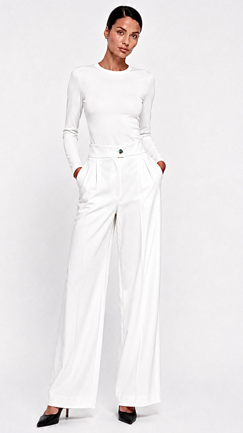 Pantalon Montaigne

Élégant et intemporel, le pantalon Montaigne incarne l’allure parisienne dans sa plus belle expression. Sa coupe droite et ample, structurée par deux pinces à l’avant, dessine une silhouette élancée tout en offrant un tombé fluide et impeccable.

Confectionné dans une matière composée de 87 % coton et 3 % élasthanne, il allie confort, tenue et liberté de mouvement. Sa taille haute est sublimée par un bouton signature exclusif Hind Kroussa Paris, véritable détail bijou qui souligne l’iden