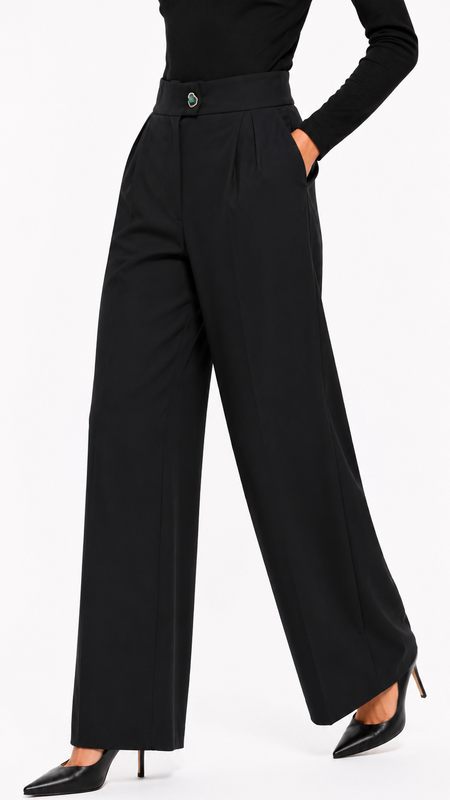 Pantalon Signature
Élégant et intemporel, ce pantalon à taille haute se distingue par sa coupe droite ample qui allonge naturellement la silhouette. Ses deux pinces sur le devant lui apportent structure et fluidité, tandis que sa ceinture travaillée met en valeur la taille avec raffinement.
Confectionné dans une matière composée de 97 % coton et 3 % élasthanne, il offre à la fois tenue, confort et liberté de mouvement. Son bouton bijou exclusif, dessiné spécialement pour la Maison Hind Kroussa Paris, signe 