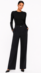 Pantalon Signature
Élégant et intemporel, ce pantalon à taille haute se distingue par sa coupe droite ample qui allonge naturellement la silhouette. Ses deux pinces sur le devant lui apportent structure et fluidité, tandis que sa ceinture travaillée met en valeur la taille avec raffinement.
Confectionné dans une matière composée de 97 % coton et 3 % élasthanne, il offre à la fois tenue, confort et liberté de mouvement. Son bouton bijou exclusif, dessiné spécialement pour la Maison Hind Kroussa Paris, signe 