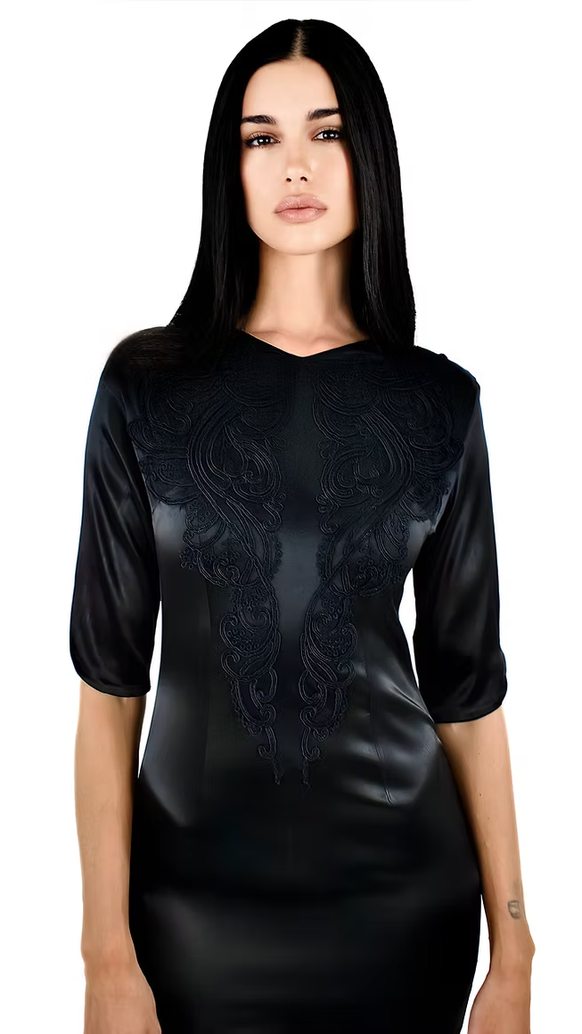 La robe Déméter noire arrivant à mi-cuisse est brodée à la main ton sur ton.

 

Demi-col officier au dos.

Arabesques type mosaïque romaine à motifs géométrisés du IIIème siècle, sculptant l’entièreté du buste à l’avant.

Épaules structurées avec rembourrage.

Manches ¾ tulipe.

Ouverture zippée sur les 2 côtés de la jambe.

Fermeture zippée invisible au dos de 32 cm.

Signée en bas de la robe au nom de la maison.

Coupe ajustée affinant la taille.

Entièrement doublée en soie naturelle satinée.

Confectio