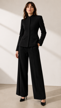  Veste Passy Noire

La Veste Passy Noire incarne l'élégance contemporaine à travers une silhouette structurée, féminine et intemporelle. Pensée pour les femmes exigeantes, cette **veste de tailleur noire** sublime naturellement la silhouette grâce à ses découpes cintrées, son **col officier** épuré et sa fermeture invisible, qui lui confèrent une allure minimaliste et sophistiquée.

Confectionnée avec le plus grand soin dans les ateliers de **MAISON HIND KROUSSA PARIS**, cette **veste haut de gamme fa