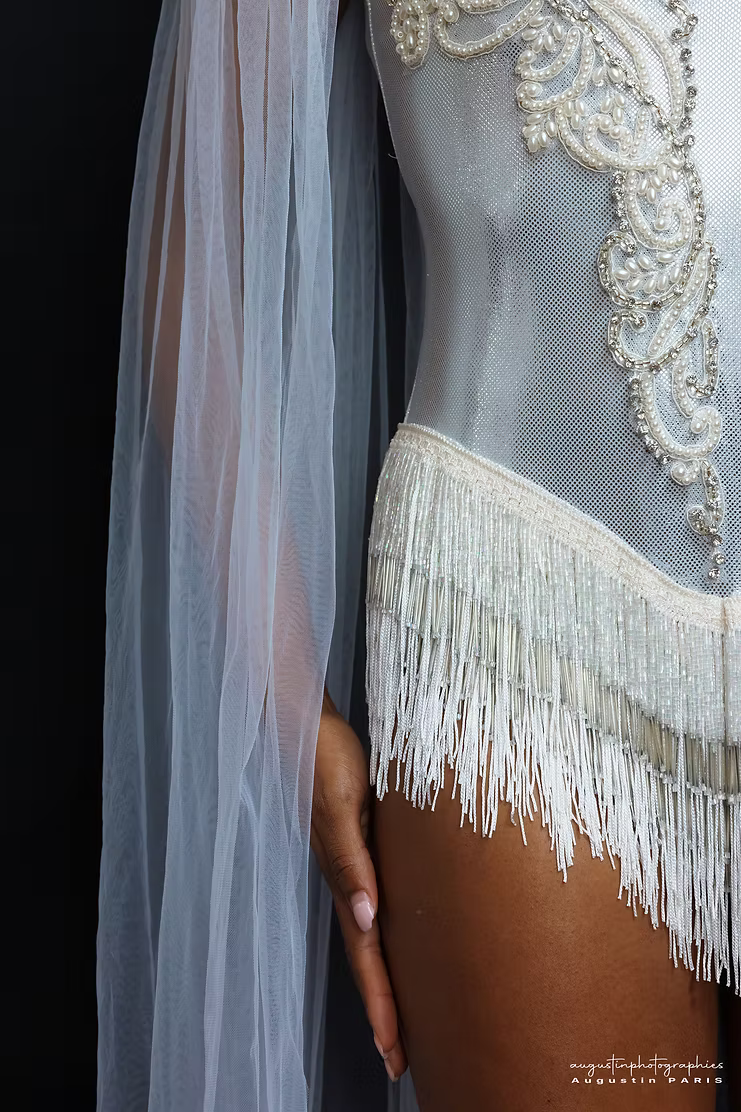 فستان دوريس وحجاب نيسوي