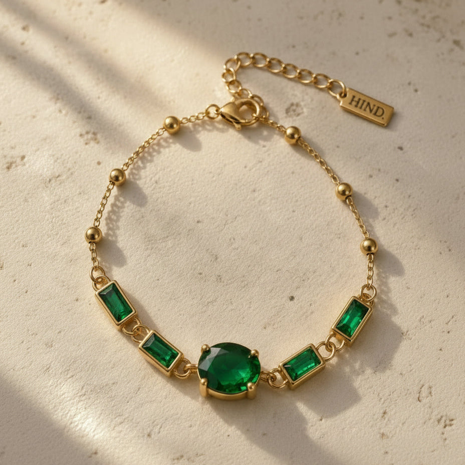 légance et puissance se rencontrent dans le Bracelet Selkis, conçu en acier inoxydable doré pour traverser le temps sans s’altérer. Ses pierres vert émeraude facettées illuminent le poignet et rappellent les trésors sacrés de l’Égypte antique.

La finition raffinée se distingue par une petite languette discrète, gravée au nom de la marque, qui signe ce bijou comme une création exclusive et intemporelle.

Un bracelet talisman, pensé pour accompagner chaque geste d’assurance et de grâce.

Caractéristiques :